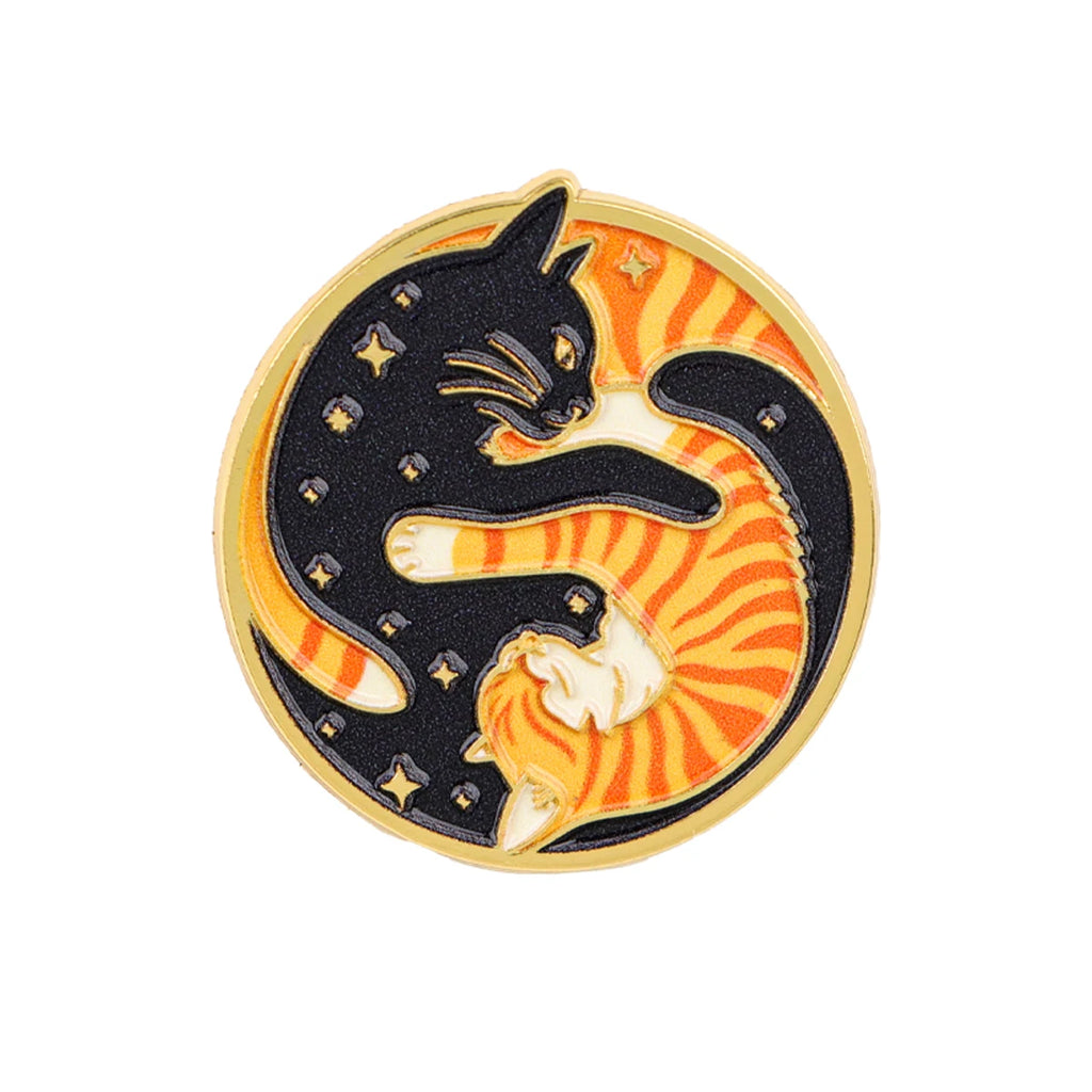 Schwarzer und orangefarbener Yin-Yang-Katzen-Pin