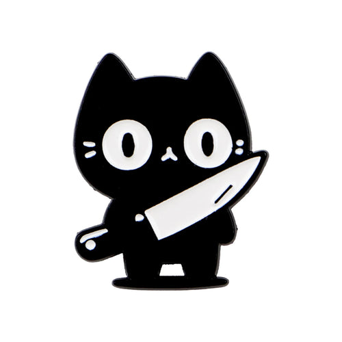 Speld met een zwarte kat en een mes