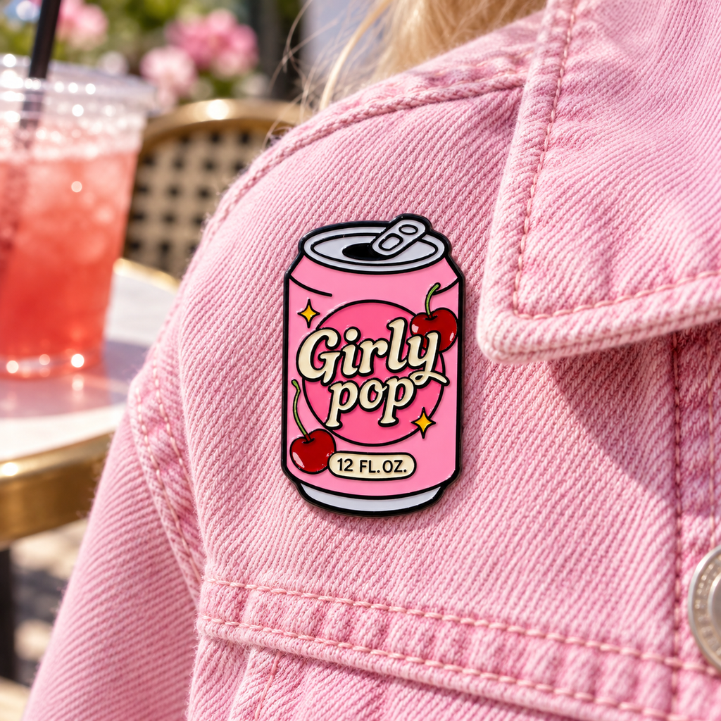 Pin Girly pop canette rose sur veste en denim