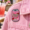 Pin Girly pop canette rose sur veste en denim