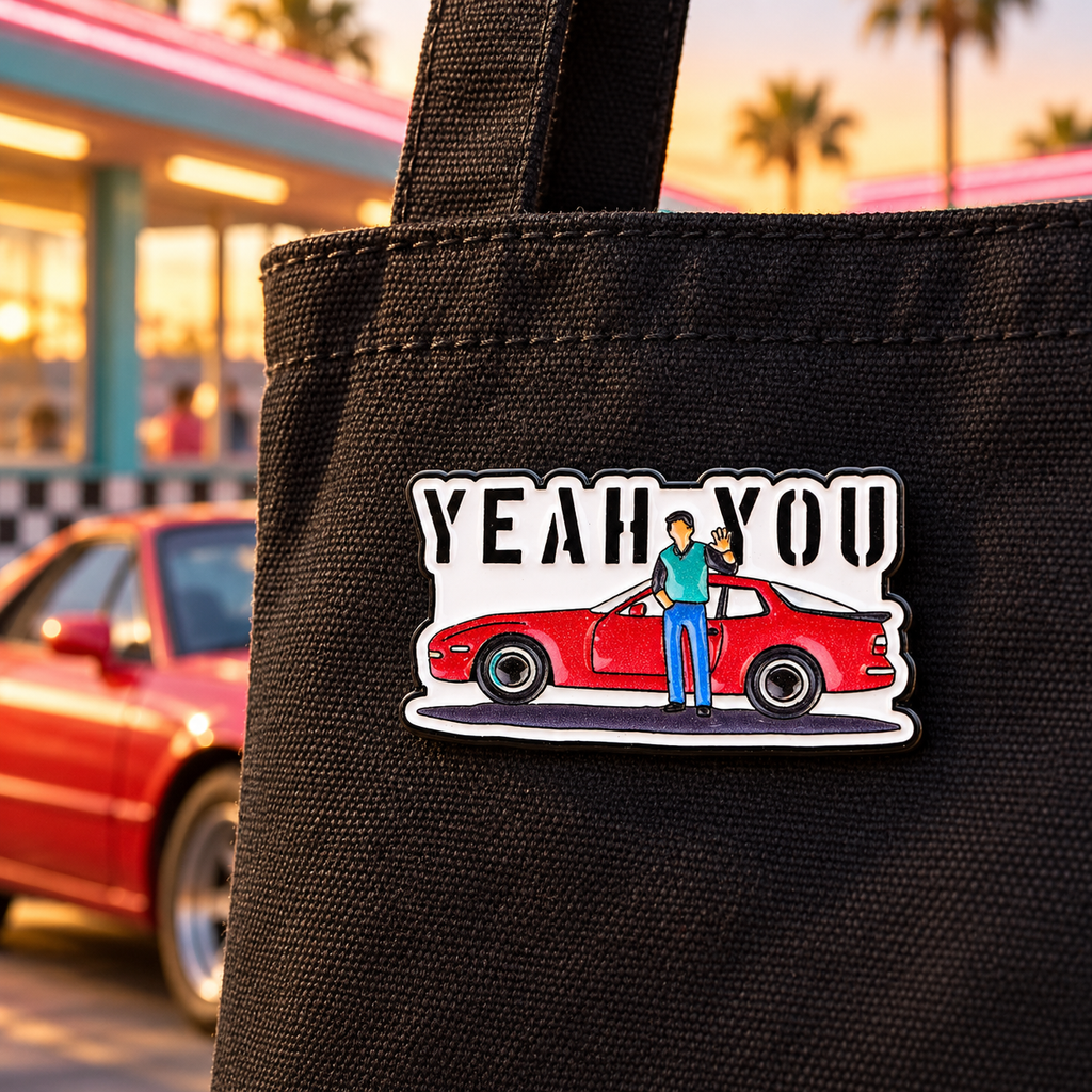 Pin YEAH YOU avec voiture rouge sur sac noir